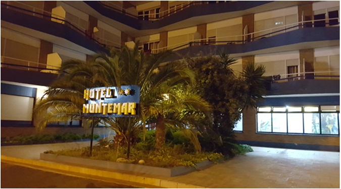 Entrada Hotel Montemar de noche 